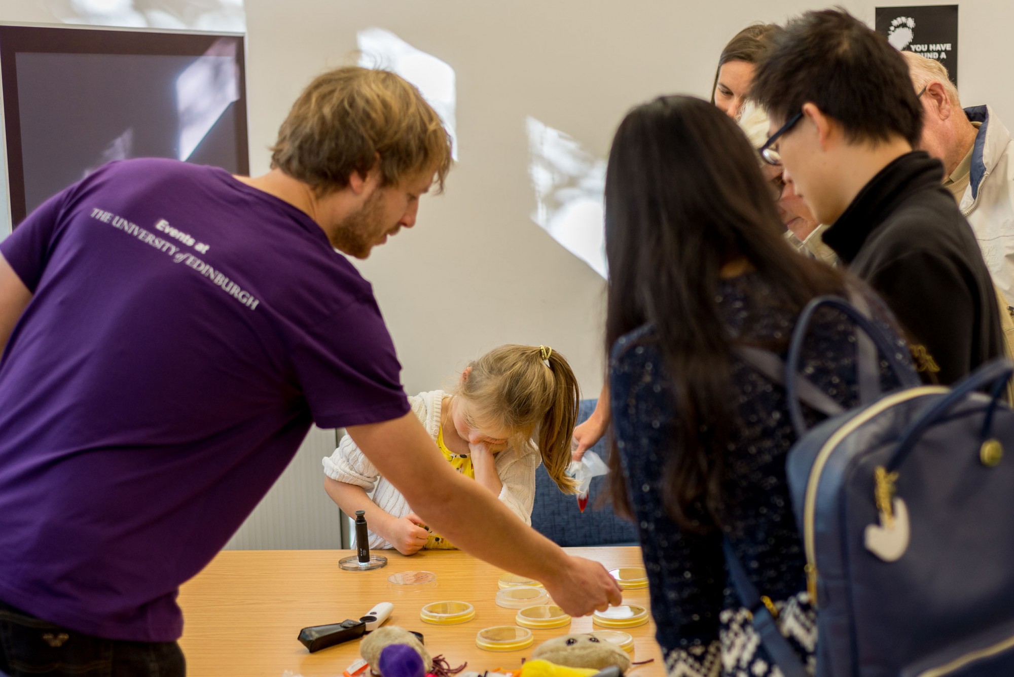 Dr Teun Visser explains the physics of bacteria. Image: Dr Michiel Hermes.