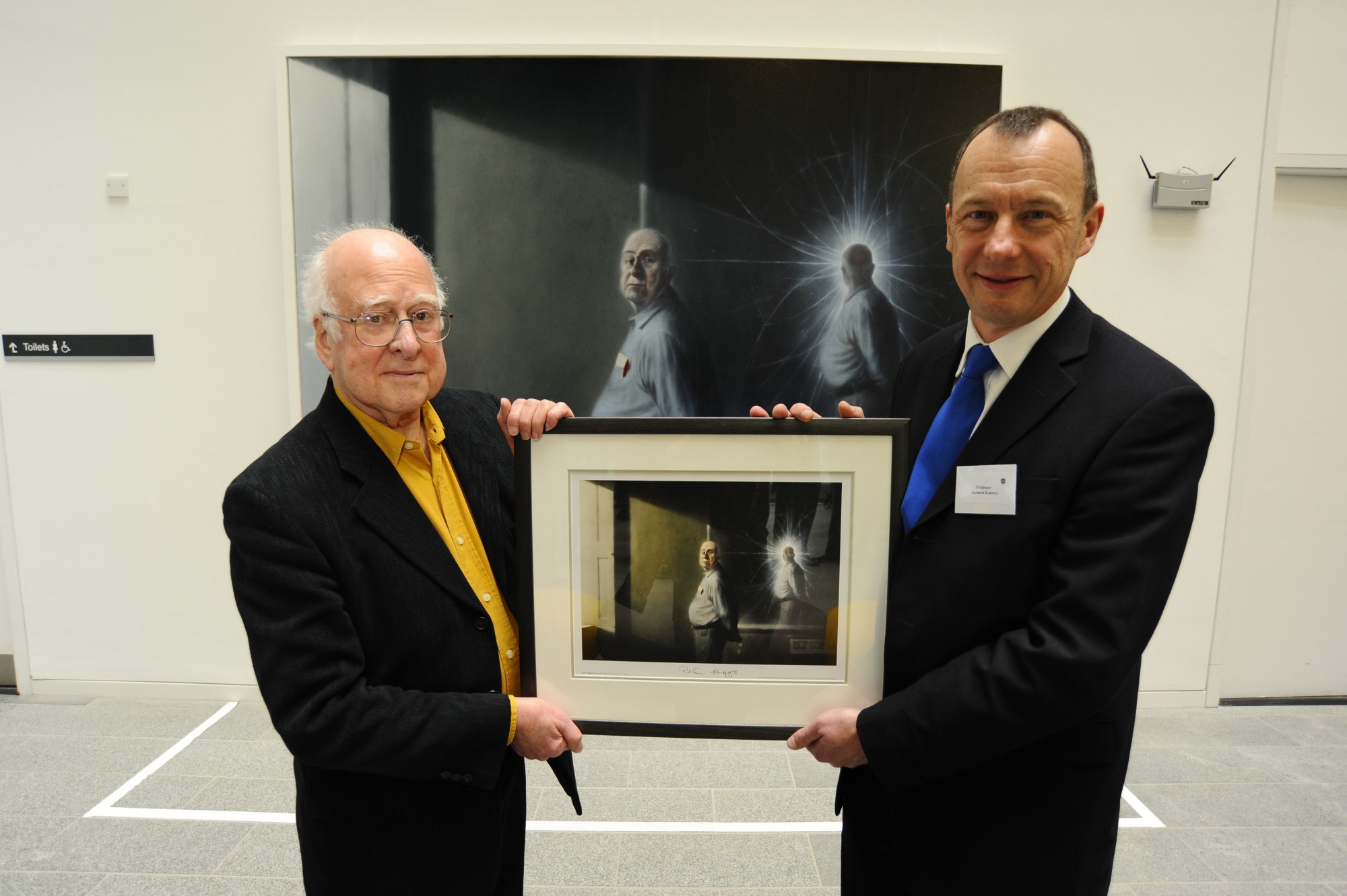 Professor Richard Kenway presents Peter Higgs with a framed print of his portrait by Ken Currie at the unveiling on 2nd March 2009.